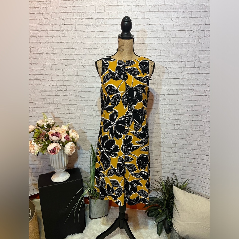 Anne Klein size 8 sleeveless dress in gold and black